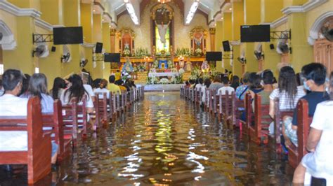 The Filipino Faith is waterproof: Catholic devotees attend mass for the ...