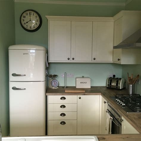 Kitchen: Benchmarx Oxford Cream cabinets, laminate wood-effect worktop ...