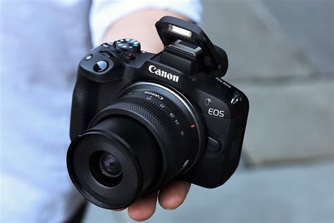 Hands on with the Canon EOS R50 - GearOpen.com