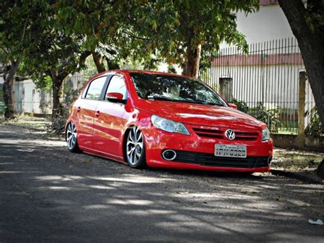 Gol G5 vermelho rebaixado com rodas aro 17