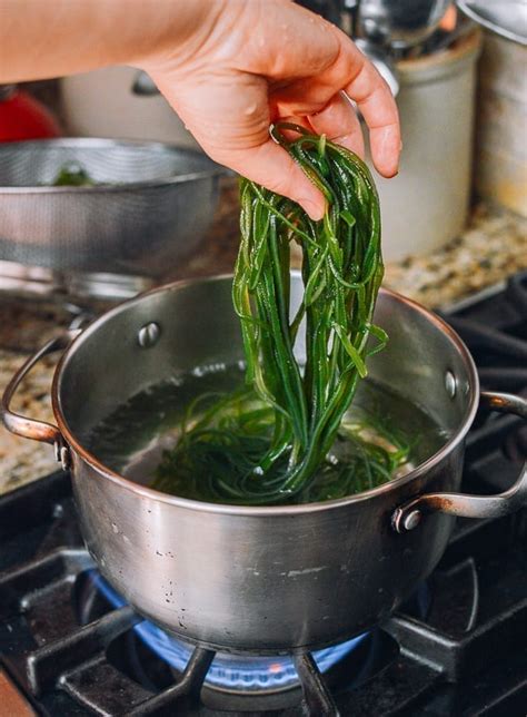 Chinese Seaweed Salad (凉拌海带丝) | The Woks of Life