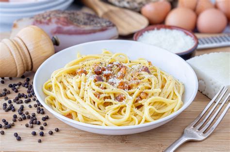 Linguini a la carbonara, riquísimo y tradicional plato italiano de pasta