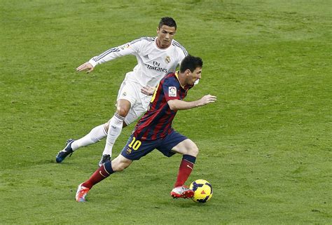 Lionel Messi Dribbles Ronaldo