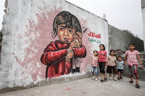 Palestinian graffiti artists depict Israeli violence against children ...