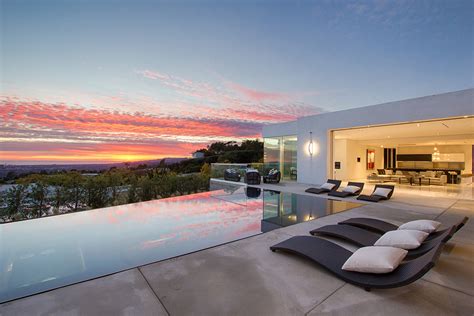 Listing of the Day: A Contemporary Home in a Celeb-Studded ...