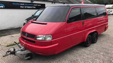 Esta Volkswagen Transporter es una camper un tanto peculiar y viene con ...