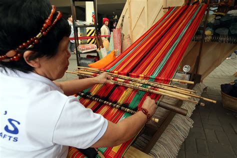 Native Weaving | Photos | Philippine News Agency