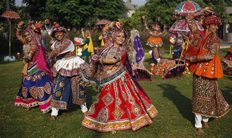 dance steps: GARBA FOLK DANCE OF GUJARAT - CLASSICAL DANCES OF INDIA ...