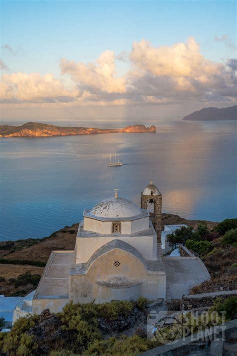 Milos, the stunning island of colors of the Greek Cyclades - Shoot Planet