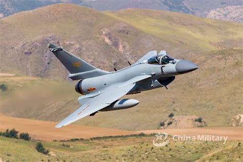 J-10 fighter jet flies through the valley - China Military