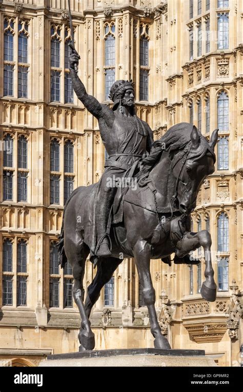 Richard the lionheart statue hi-res stock photography and images - Alamy