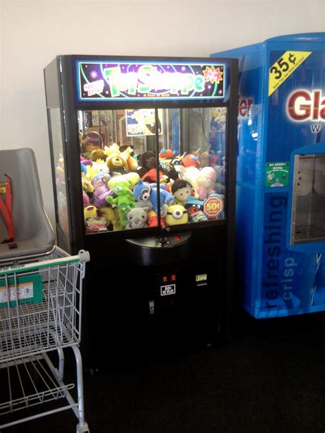 The Toy Museum: The Claw Machine is back!