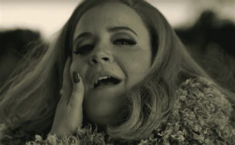 SNL: Adele Hello parody saves Thanksgiving