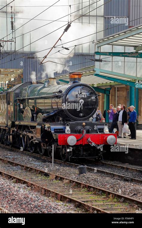 Steam train GWR Castle Class 4-6-0 5043 Earl of Mount Edgcumbe ...