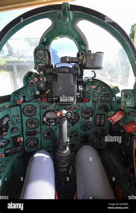 Mig 21 cockpit Banque de photographies et d’images à haute résolution ...