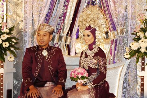 Minangkabau, Indonesian wedding | Pakaian pernikahan, Pakaian ...