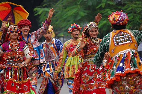 Ras Garba and Dandiya | Navratri Celebrations in Gujarat – Discovering ...