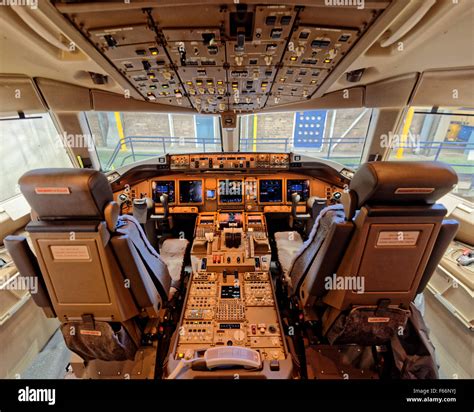 Boeing 777 cockpit hi-res stock photography and images - Alamy