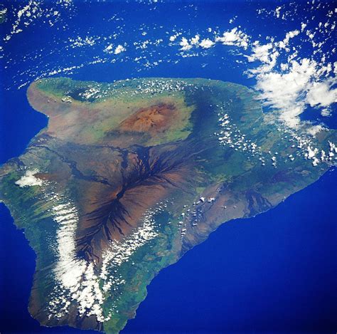 Image satellite de l'île d'Hawaï avec au premier plan le Mauna Loa et ...