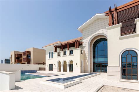 One of the biggest mansions in Dubai with 8 bedrooms, 20 bathrooms, and ...