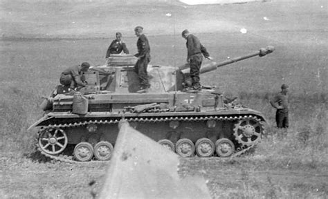 Panzer IV long barrel variant and crew | World War Photos