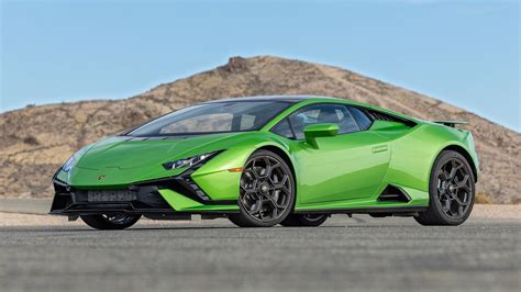 What are the design features of the Lamborghini Huracan?