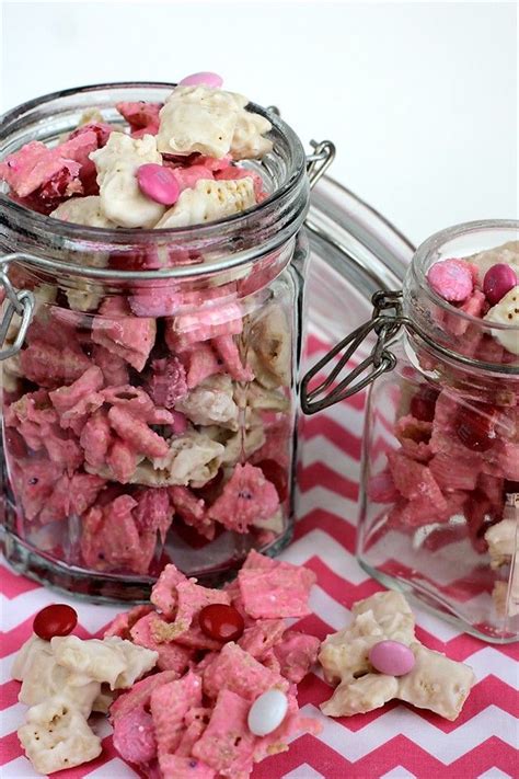 Strawberry Valentine Chex Mix- SO EASY- 3 ingredients and it's perfect ...