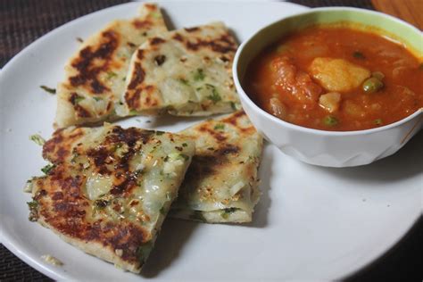 Cheese Garlic Kulcha Recipe - Garlic & Cheese Stuffed Kulcha Recipe