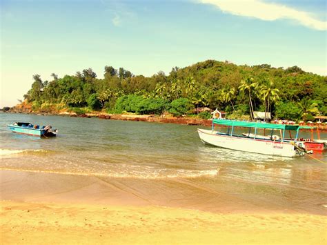 Visiting places of India: Baga Beach