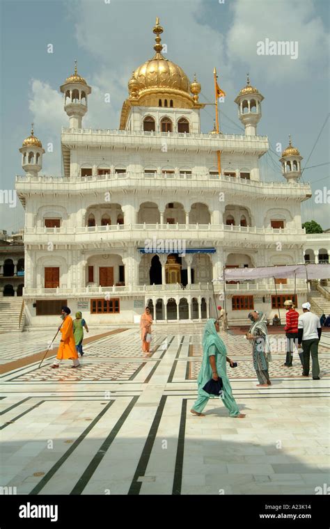 Pilgrims in front of Akal Takht Building of Golden Temple complex Stock ...