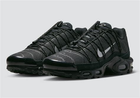 Nike Air Max Plus "Black/Metallic Silver" FD0670-001 | SneakerNews.com