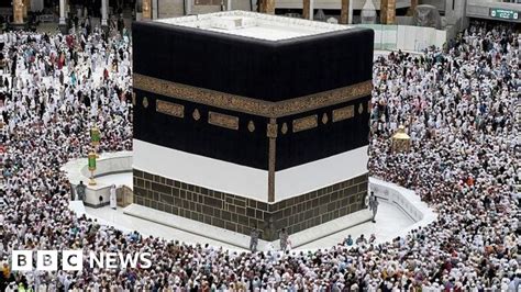 Mecca: Joy as pilgrims able to touch ancient Black Stone – A2Z Facts