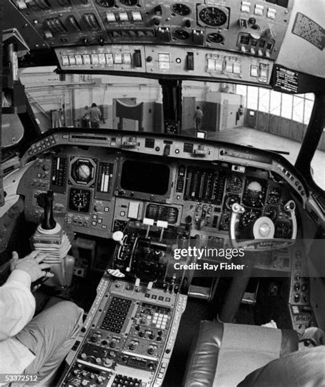 Gulfstream Cockpit Photos and Premium High Res Pictures - Getty Images