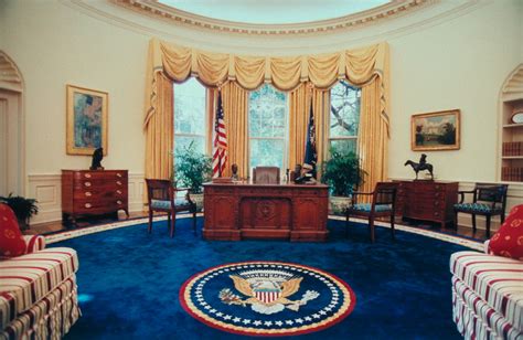 White House Oval Office Desk - Oval Office History - White House Museum ...