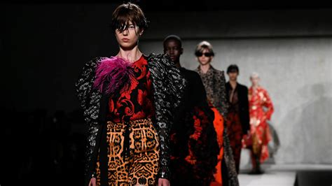 Avant-Garde Fashion: What It Is (With Examples) - Clothes Show London