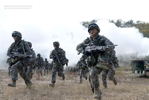 South Korean soldier overlooking the DMZ [2953 x 1965] : r/MilitaryPorn