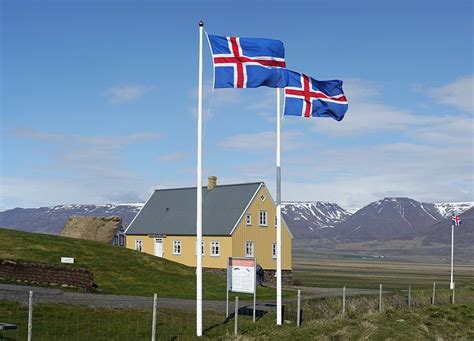 What do the colors of the Icelandic flag represent? - The story