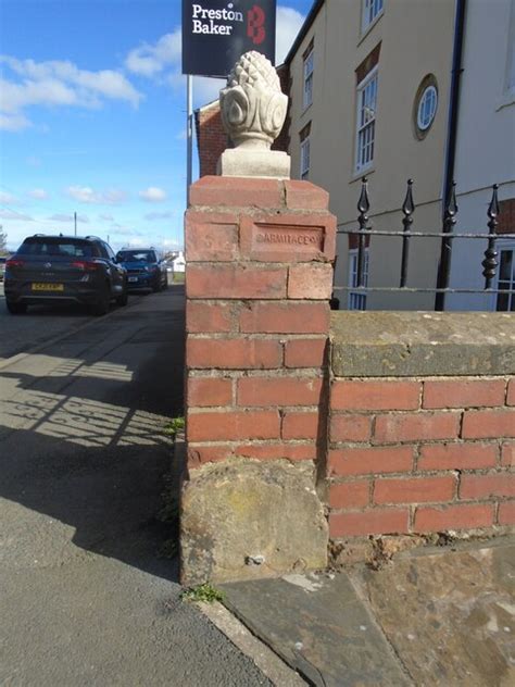 Old milestone © Chris Minto cc-by-sa/2.0 :: Geograph Britain and Ireland