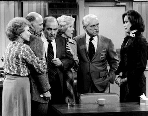 File:Mary Tyler Moore Show cast last show 1977.JPG - Wikimedia Commons