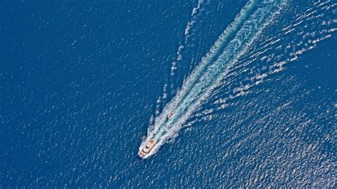 Why You Should Charter a Yacht in Dubai - Explorer Tours