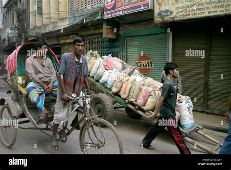 Bangladesh rickshaw old dhaka photo hi-res stock photography and images ...