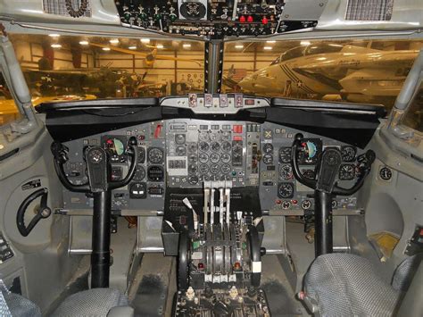 Boeing 707 Cockpit | Flight deck, Boeing 707, Vintage aircraft