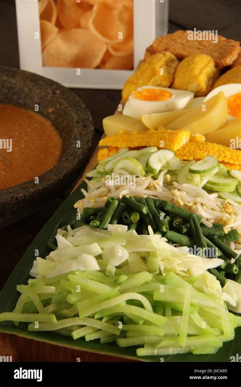 Gado-gado Betawi, the vegetable salad from Jakarta Stock Photo - Alamy