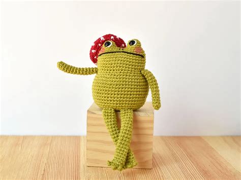 Fancy Frog Amigurumi Crochet Pattern - Tiny Curl Crochet