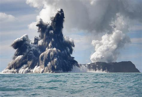 Underwater volcanic eruptions