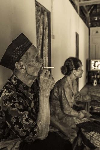 ROKOK KRETEK | Mbah Wir, 80an tahun, penikmat kretek garis k… | Flickr