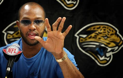 Torry-Holt-Finger-Pic – BlackSportsOnline