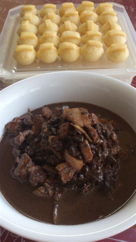 Filipino Food: Dinuguan at Puto - Ozzysero