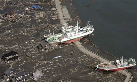 Tsunami 2011 / Japan earthquake Tsunami 2011 Shocking video killing ...