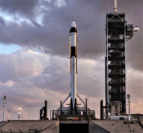 Crew Dragon DM-1 Falcon 9 B1051 rollout (SpaceX) 3 square(c) - TESLARATI